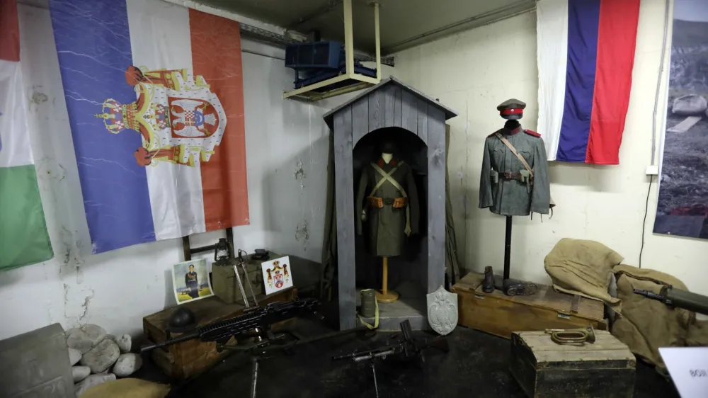 Razstavljena je tudi uniforma Maistrovega borca, ki ima za Kamnik &scaron;e poseben pomen.