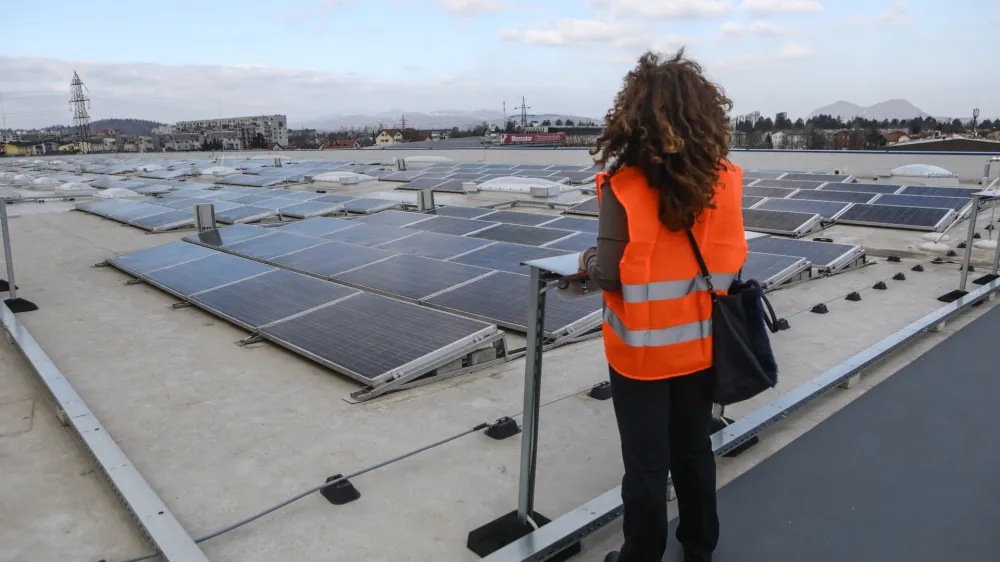 Vse več vlog investitorjev za soglasje za priključitev sončne elektrarne je in bo zavrnjenih. Nara&scaron;ča pa tudi &scaron;tevilo takih, ki bodo smeli in&scaron;talirati manj&scaron;o moč od želene.&nbsp;