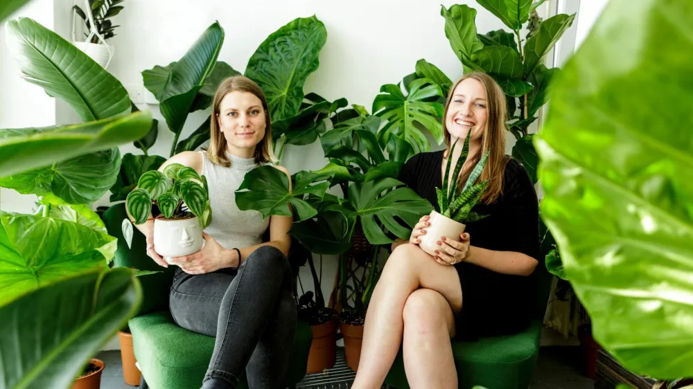 Tilyen Mucik in Tjaša Jarc, ustanoviteljici spletne trgovine Džungla Plants F osebni arhiv