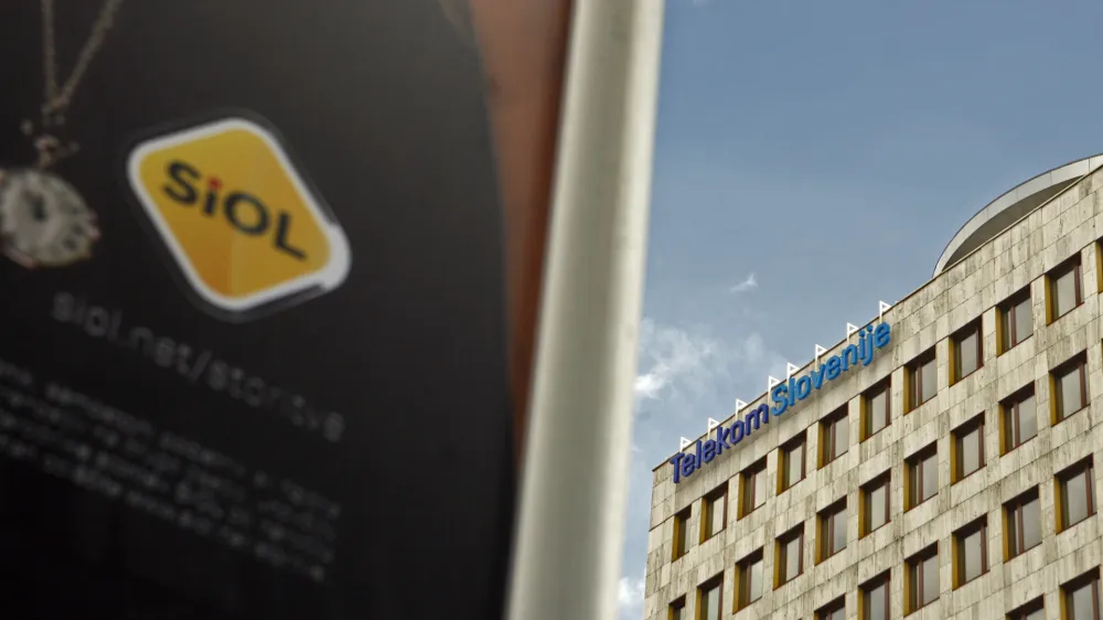  poslovna stavba drube Telekom Slovenije - Cigaletova ulica 15, jumbo plakat - reklamni pano Siol- simbolična fotografija 2013 - telekomunikacije - telefonija - //FOTO: Bojan Velikonja