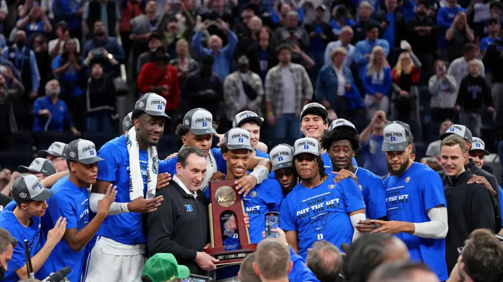 Košarkarji univerze Duke so v finalu Zahodne konference NCAA premagali Arkansas in se uvrstili na finalni turnir, ki se začne jutri v New Orleansu, s tem pa so na najlepši možni način nagradili trenerja Mika Krzyzewskega (v sredini), ki po 42 letih vodenja te univerzitetne ekipe po Final Fouru dokončno odhaja v trenerski pokoj kot eden najbolj uspešnih košarkarskih trenerjev vseh časov.