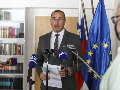 Generalni državni tožilec Drago Šketa ustavnemu sodišču predlaga, da njegovo pobudo obravnava absolutno prednostno.
&nbsp;