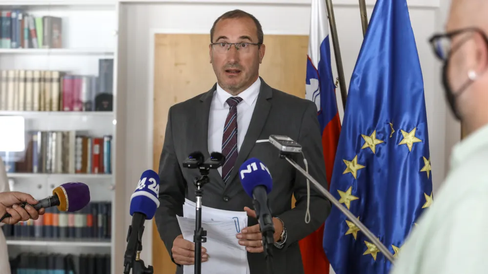 Generalni državni tožilec Drago Šketa ustavnemu sodišču predlaga, da njegovo pobudo obravnava absolutno prednostno.
&nbsp;