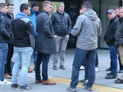 Mini mlečni punt pred stavbo kmetijskega ministrstva je po slabem tednu dni obrodil sadove. Ljubljanske mlekarne, ki so največji odkupovalec mleka, bodo odkupno ceno do konca maja povišale za pet centov.&nbsp;