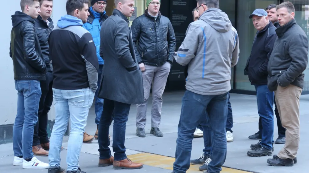 Mini mlečni punt pred stavbo kmetijskega ministrstva je po slabem tednu dni obrodil sadove. Ljubljanske mlekarne, ki so največji odkupovalec mleka, bodo odkupno ceno do konca maja povišale za pet centov.&nbsp;