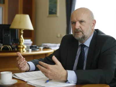 Branko Masleša je povedal, da na nepreverjene trditve, da nima zahtevane izobrazbe, ni odgovarjal, ker se ni želel odzivati na podtikanja.