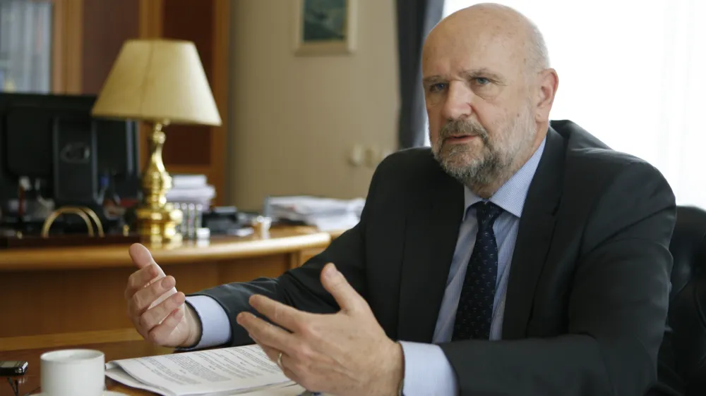 Branko Masleša je povedal, da na nepreverjene trditve, da nima zahtevane izobrazbe, ni odgovarjal, ker se ni želel odzivati na podtikanja.