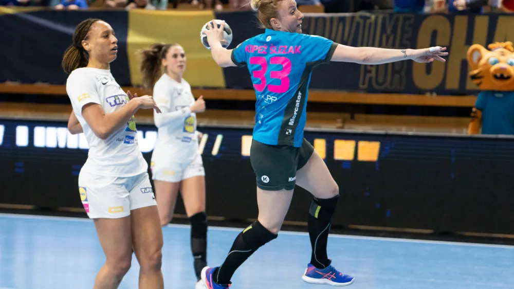 Krimova igralka Katarina Krpež-&Scaron;lezak (z žogo) je na Madžarskem dosegla tri gole.