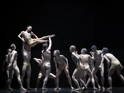 Kultno delo skladatelja Igorja Stravinskega Posvetitev pomladi v baletni upodobitvi SNG Maribor.&nbsp;