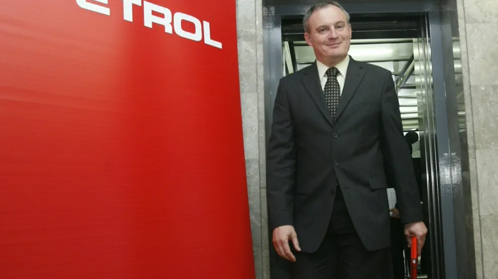 predsednik uprave Aleksander Svetel&scaron;ek,<br><br><br> - Družba PETROL d.d., -&nbsp; predstavili strate&scaron;ke usmeritve in načrte skupine Petrol za obdobje 2010 - 2014, strateki poslovni načrt skupine do leta 2014 in poročilo o poslovanju skupine v prvih treh mesecih leta 2010; uprava - vodstvo<br><br> &nbsp;<br><br> &nbsp;<br><br> /FOTO: Jaka Adamič<br><br> <br><br> 