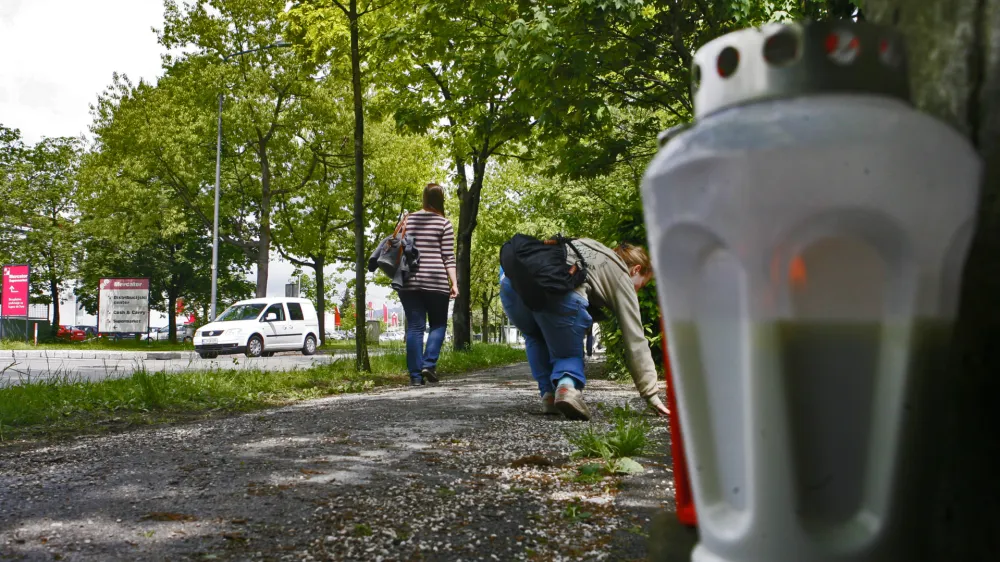 - Slovenčeva cesta v Ljubljani 2013 - prometna nesreča, v kateri sta umrli 19-letni peki - povzročitelj 35 letni ljubljančan je vinjen in brez voznikega dovoljenja na prehodu za pece trčil v obe peki in s kraja nesreče pobegnil, a se zatem vrnil po odpadlo registrsko tablico - občani so ga zadrali do prihoda policistov. //FOTO: Bojan Velikonja