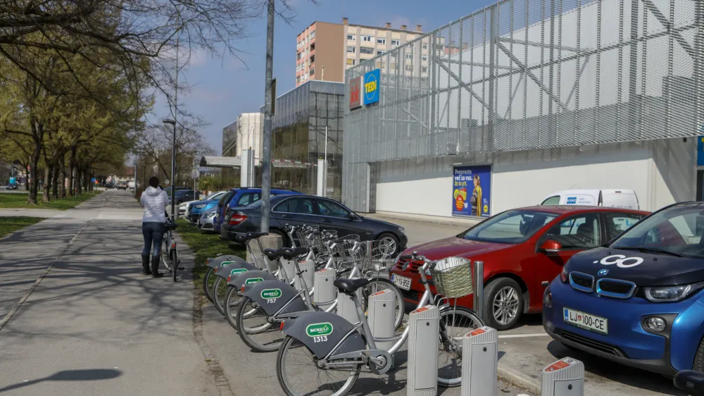 Sostremu najbližje postajali&scaron;če sistema Bicikelj je &scaron;ele v &Scaron;tepanjskem naselju. Foto: Luka Cjuha