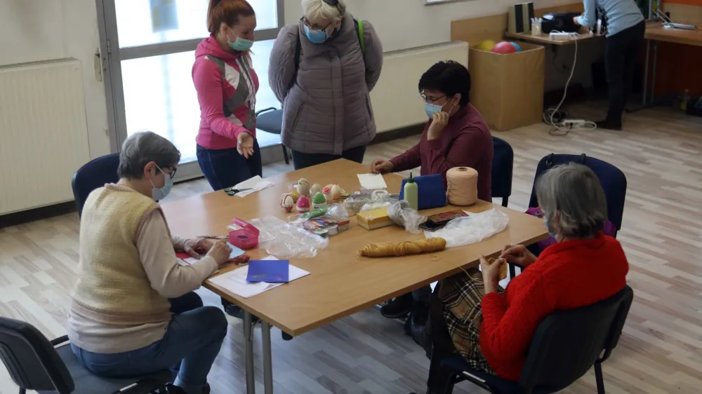 - ustvarjalna delavnica &ndash; starej&scaron;i občani &ndash; upokojenci - <br><br>- 05.04.2022 - Dnevni center aktivnosti za starej&scaron;e &ndash; DCA Gosposvetska 4 v Ljubljani Center &ndash; <br><br>//FOTO: Tomaž Skale<br>
