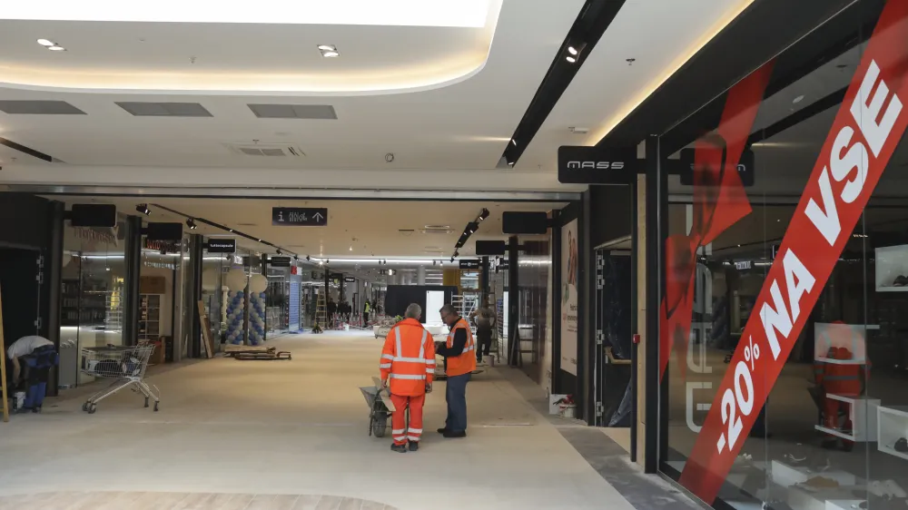 - 06.04.2022 - Nakupovalni center Supernova Ljubljana Rudnik – otvoritev novega razširjenega nakupovalnega centra na dodatnih 20.000 m² površine - 50 novih prodajaln, 19 restavracij in barov v dveh nadstropjih, fitnes, dva zabaviščna parka, ter 7 najsodobnejših kinodvoran. //FOTO: Jaka Gasar