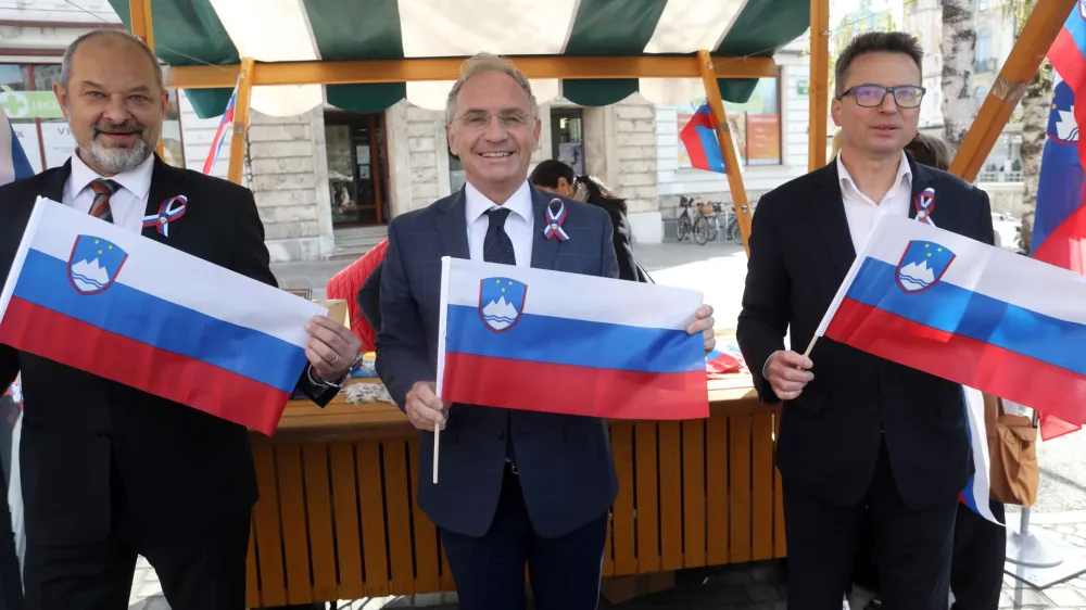 predsednik državnega sveta DS Alojz Kov&scaron;ca, minister za notranje zadeve Ale&scaron; Hojs in Zvonko Černač, minister za razvoj in evropsko kohezijsko politiko <br><br><br><br>- slovenska zastava - <br><br>- 07.04.2022 - Dan slovenske zastave v Ljubljani - stojnica o zgodovini slovenske zastave na Pre&scaron;ernovem trgu v organizaciji urada vlade za komuniciranje in dru&scaron;tvom Heraldica Slovenica<br><br>//FOTO: Tomaž Skale <br>