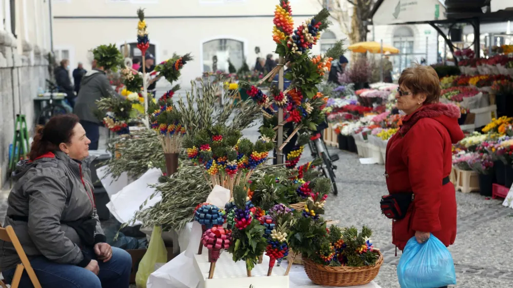 - 07.04.2022 – Ljubljanska tržnica – prodaja cvetnonedeljskih butaric – velikončna simbolika - butarice - butare//FOTO: Tomaž Skale