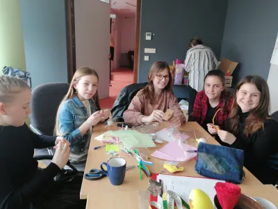 13. dneva sprememb, ki so namenjeni ranljivim skupinam, medsebojnemu in medgeneracijskemu povezovanju ter sodelovanju, so naš medgeneracijski center v torek, 5.4.2022, obiskali učenci OŠ Janka Glazerja Ruše. Učenci so peli, igrali na instrumente, recitirali, skupaj smo zaplesali, se družili in si izmenjali darila. S čudovitim, ganljivim programom, ki so ga pripravili posebej za ta dan, so pokazali, da pregovor »NA MLADIH SVET STOJI« še kako drži. Zavod Rast Ruše