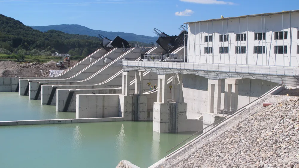 Vse stranke podpirajo gradnjo verige hidroelektran na srednji Savi &ndash; razen Levice (na fotografiji zadnja zgrajena hidroelektrarna v Sloveniji, Brežice).&nbsp;