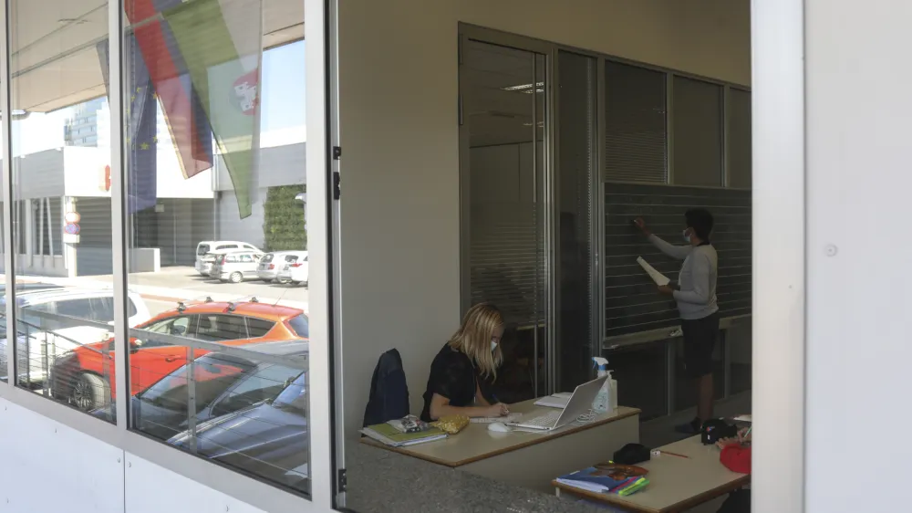 - BTC Ljubljana  učenci v nadomestnih prostorih kjer odpada strop - - 02.09.2021 - Zdruene ole Osnovna ola Kolezija in O Bičevje na nadomestni lokaciji kjer pouk poteka v ljubljanskem BTC zaradi obnove stavbe v Splitski ulici //FOTO: Jaka Gasar