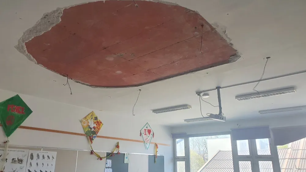 Odpadel omet s stropa O&Scaron; Mi&scaron;ka Kranjca