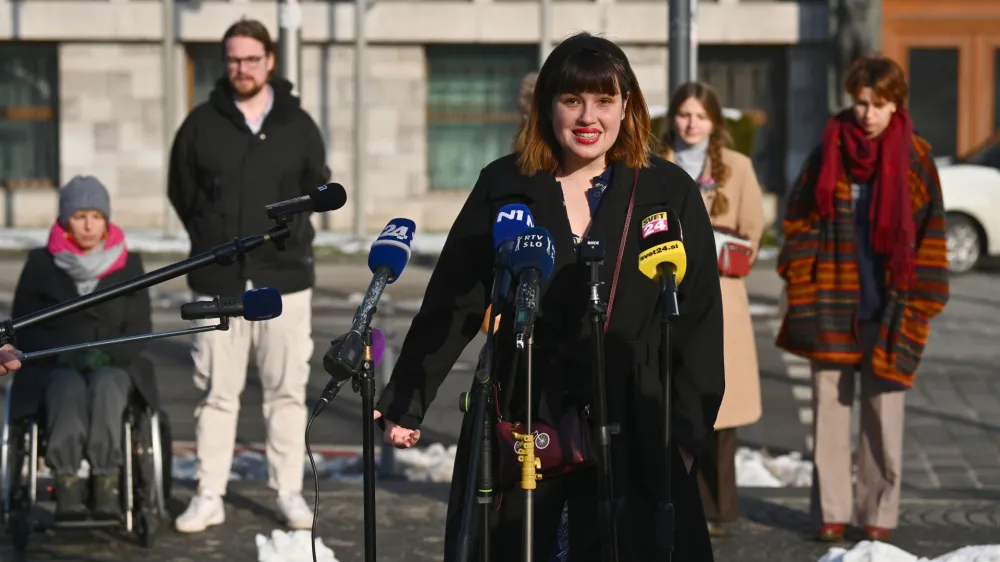 Ljubljana, Trg republike.<br>Novinarska konferenca Instituta 8. marec, na kateri so predstavili zasnovo zakona proti skodljivim ukrepom oblasti, gibanje Gremo volit in nacrt kampanje v prihodnjih mesecih.<br>Nika Kovac, predsednica Instituta 8. marec.