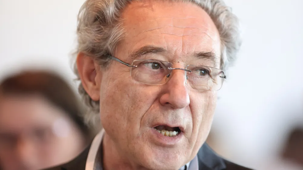 Ljubljana, Four Points by Sheraton Ljubljana Mons.<br>Programsko-volilni kongres Konfederacije sindikatov javnega sektorja Slovenije (KSJS), na katerem so med drugim sprejemali porocilo o delovanju v preteklem mandatnem obdobju, spremembe in dopolnitve statuta, programske usmeritve za prihodnje stiriletno obdobje, volili predsednika KSJS in obravnavali dve resoluciji o aktualnih tematikah - Nic o placah v javnem sektorju brez KSJS ter Za obnovitev enakopravnega dialoga socialnih partnerjev.<br>Glavni tajnik Sviz Branimir Strukelj.