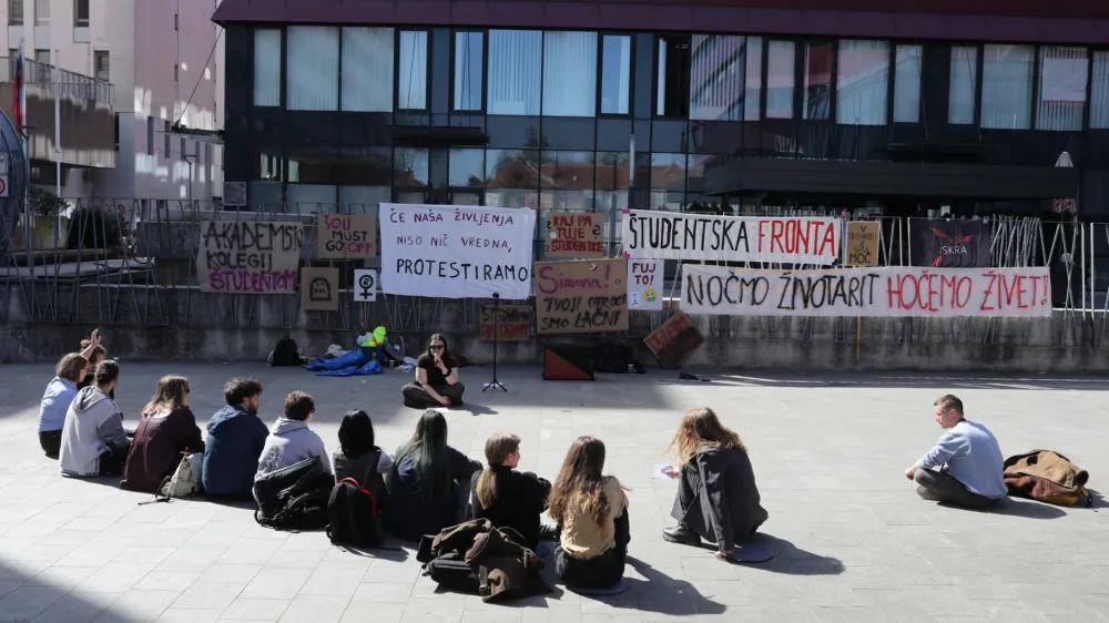 Skupina &scaron;tudentov, ki se je zbrala za stavbo ministrstva za izobraževanje, je izobesila transparente, kot so &raquo;Simona! Tvoji otroci smo lačni&laquo; in &raquo;Nočmo životarit, hočemo živet!&laquo;. Foto: Bojan Velikonja