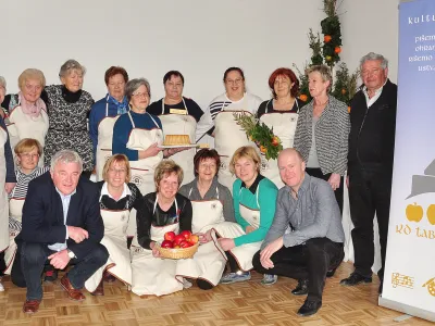 Mojstric peke Podbreške potice po uspešno opravljenem izpitu leta 2018.&nbsp;