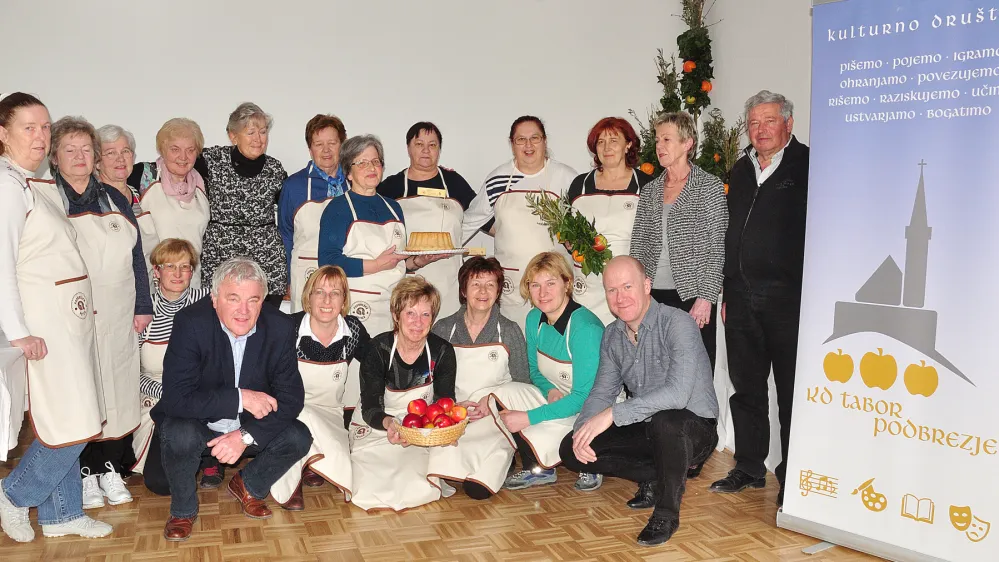 Mojstric peke Podbreške potice po uspešno opravljenem izpitu leta 2018.&nbsp;