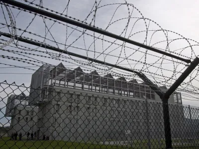 Prezaseden je tudi največji slovenski zapor na Dobu. Zapor je predviden za namestitev 468 obsojencev, trenutno pa je tam zaprtih 491 ljudi.&nbsp;