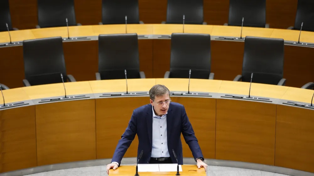 Ljubljana, DZ.<br>Izredna seja DZ, na kateri med drugim obravnavajo predlog zakona o elektronskih komunikacijah, predlog spremembe zakona o urejanju trga dela, novelo zakona o socialno varstvenih prejemkih ter predlog zakona o porostvu RS za obveznosti druzbe Dars.<br>Poslanec LMS Jani Moderndorfer.