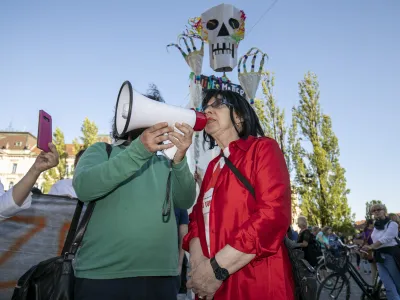 Svetlana Makarovič- protestniki sestopili s koles in protestirali pe - - 12.06.2020  protest na Preernovem trgu  protestni shod - demonstracije proti avtoritarnim, faistoidnim in militarističnim politikam - //FOTO: Matja Rut