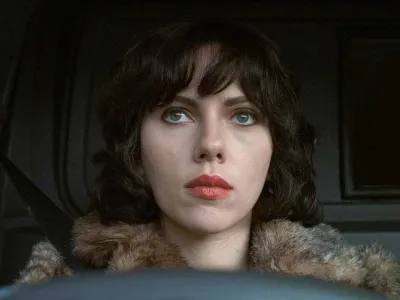 Skupina 60 britanskih filmskih kritikov je v anketi na pobudo britanskega kinematografa Massive Cinema za najboljši britanski film 21. stoletja proglasila Under The Skin režiserja Jonathana Glazerja. Film, v katerem Scarlett Johansson igra vesoljko, ki v telesu ženske v Glasgowu preži na moške, je bil ob izidu leta 2013 proglašen za kinematografski neuspeh, a je bil opevan med kritiki. Na drugem mestu je pristal film Lynne Ramsay Morvern Callar iz leta 2022, na tretjem pa Paddington 2 Paula Kinga. 