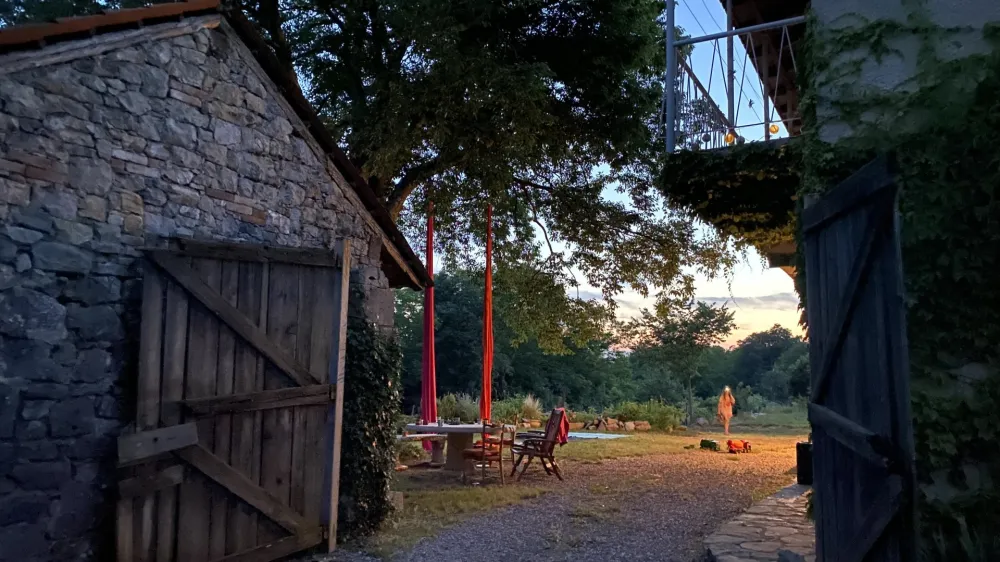 <br>Vrt pred hi&scaron;o v Sončnem logu človeka kot bi trenil popeljeta v mir in lepoto. Že sam prostor ti pomaga v trenutku da se oddahne&scaron; in sprosti&scaron;. Tukaj je tudi vonj sivkinih polj in negovan travnik, ter pot v gozd, poln di&scaron;eče mete. Domača atmosfera, ki so jo ustvarili krasni ljudje, ki tam bivajo ne pustijo nikogar ravnodu&scaron;nega. Skratka popoln kraj za Pomladni di&scaron;eči plesni odDIH, delavnico, ki so jo za ženske pripravile &raquo;divje ženske&laquo;. <br><br> 