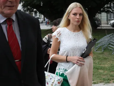 partnerka Abramova Julija Adlešič, 0907.09.2020 – primer Odrezana roka – zaključne besede - sojenje za Gorazda 0 poColariča, Tinko Huskić Colarič, Sebastiena Abramova in Julijo Adlešič, ki so obtoženi več kaznivih dejanj v primeru zavarovalniške goljufije z odrezano roko //FOTO: Bojan Velikonja