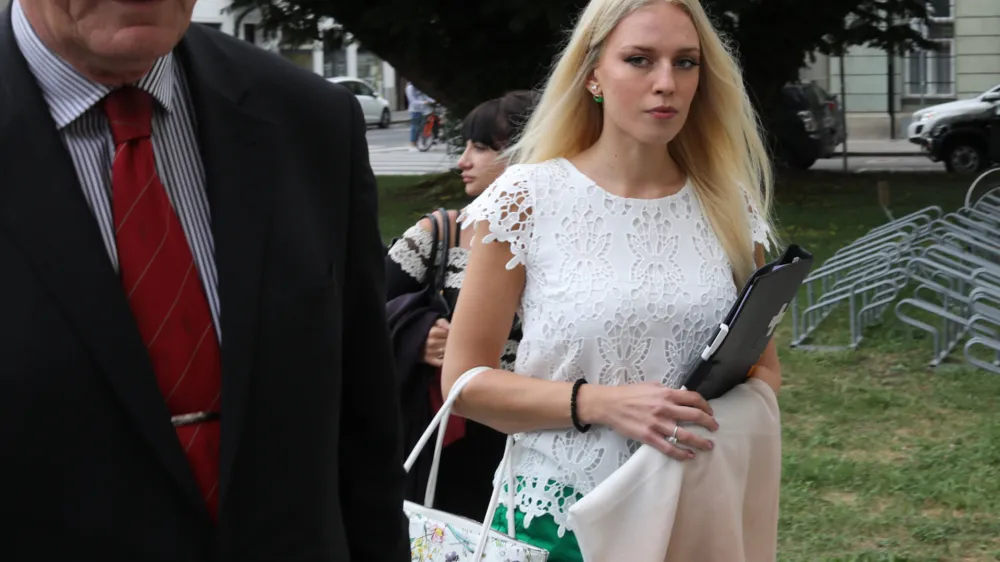 partnerka Abramova Julija Adlešič, 0907.09.2020 – primer Odrezana roka – zaključne besede - sojenje za Gorazda 0 poColariča, Tinko Huskić Colarič, Sebastiena Abramova in Julijo Adlešič, ki so obtoženi več kaznivih dejanj v primeru zavarovalniške goljufije z odrezano roko //FOTO: Bojan Velikonja