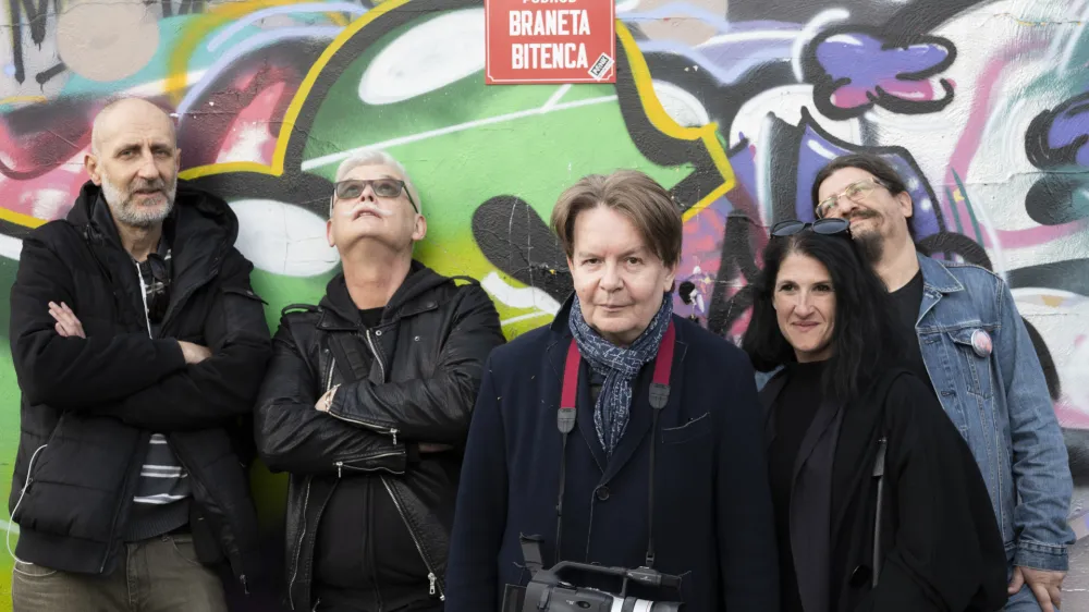 kurator Esad Babačić - 20.04.2022 – Podhod Braneta Bitenca pod Celovško cesto - Muzej punk kulture iz Ljubljane je pod kuratorstvom Esada Babačića v podhodu Braneta Bitenca slovesno odkril spominsko ploščo "v spomin pesniku punk poezije in frontmanu zasedbe Otroci socializma". (spominska plošča)//FOTO: Nik Erik Neubauer //FOTO: Nik Erik Neubauer