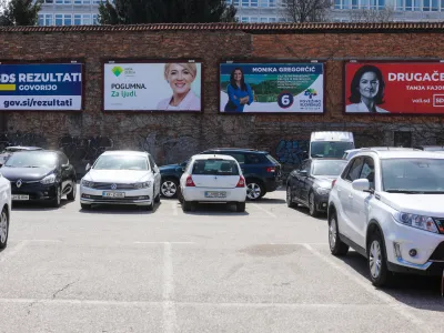 Zdi se, da stranke največ stavijo na obcestne plakate in na &raquo;stik in pogovor z ljudmi&laquo;. Foto:&nbsp;Bojan Velikonja