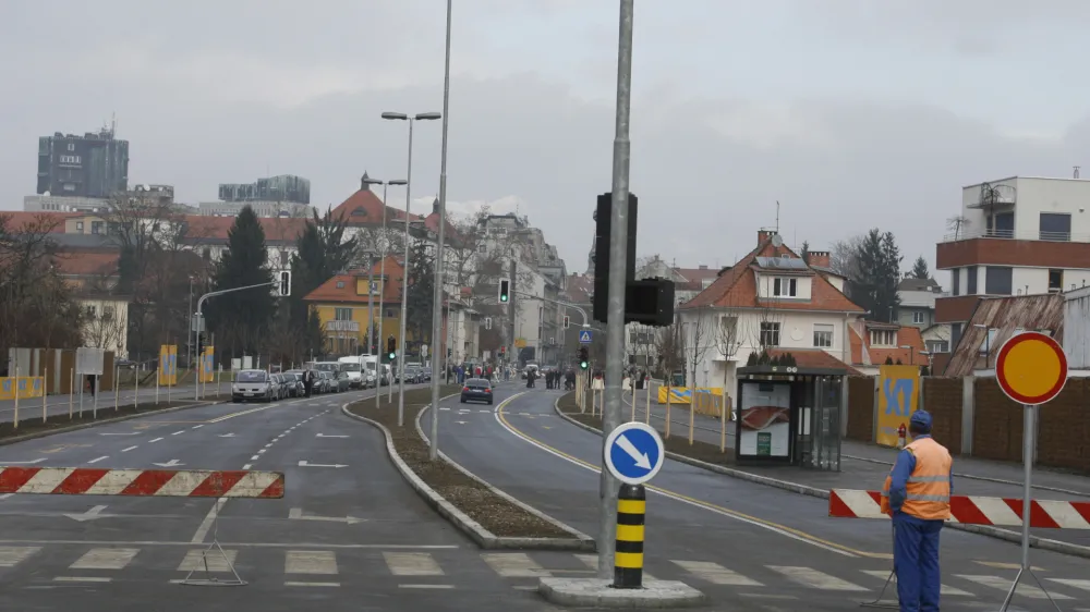Barjanska cesta - novi del Barjanske ceste z mostom čez Gradačico v Trnovem; //FOTO: Luka CjuhaOPOMBA: ZA OBJAVO V ČASOPISU DNEVNIK 