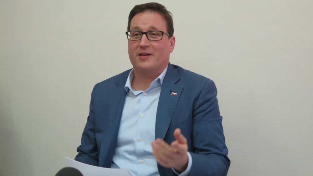 Ptuj, Uprava enota.<br>Podpis dogovora o primopredaji objekta ptujske upravne enote na Slomskovi 10 med mestno obcino in ministrstvom za javno upravo.<br>Minister za javno upravo Bostjan Koritnik.