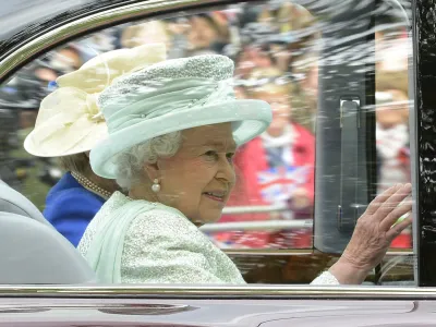 Britain's Queen Elizabeth leaves Buckingham Palace to attend the service of thanksgiving to mark the Diamond Jubilee at St Paul's Cathederal in central London June 5, 2012.  REUTERS/Nigel Roddis (BRITAIN - Tags: ROYALS ENTERTAINMENT SOCIETY ANNIVERSARY)