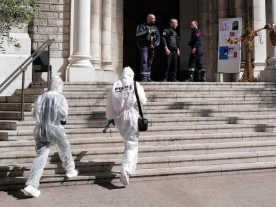 V mestu Nica na jugu Francije je bil danes v napadu z nožem, ki ga je zagre&scaron;il mo&scaron;ki, opisan kot du&scaron;evno moten, hudo ranjen duhovnik.