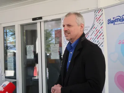 Postojna, Bolnisnica za zenske bolezni in porodnistvo Postojna.<br>Prireditev ob predaji prenovljenih sob za mamice in novorojencke.<br>Zupan obcine Pivka Robert Smrdelj.