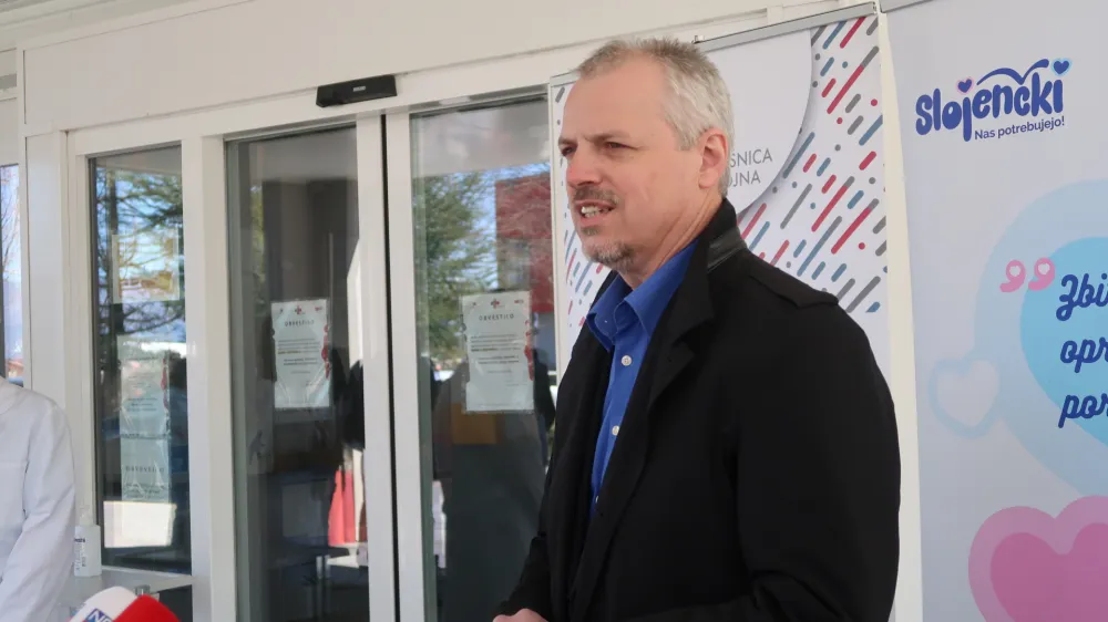 Postojna, Bolnisnica za zenske bolezni in porodnistvo Postojna.<br>Prireditev ob predaji prenovljenih sob za mamice in novorojencke.<br>Zupan obcine Pivka Robert Smrdelj.