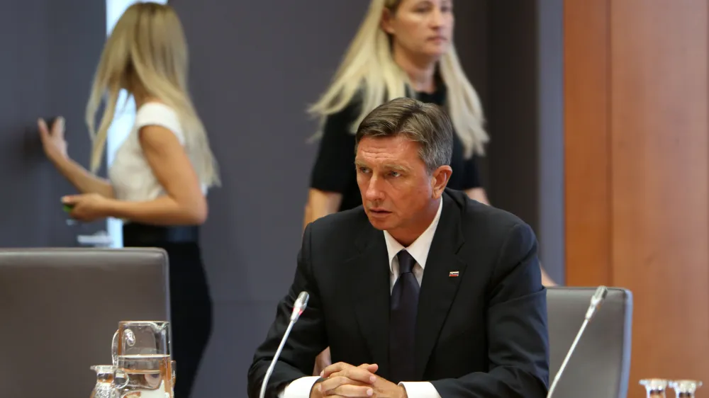 Borut Pahor, nekdanji predsednik vlade, zdaj predsednik republike, manetni gumbi- 01.09.2017 - Preiskovalna komisija DZ za ugotavljanje politične odgovornosti nosilcev javnih funkcij pri investiciji v Te 6 soočila nekdanjega premierja Boruta Pahorja in nekdanjega ministra Gregorja Golobiča.//FOTO: Toma Skale