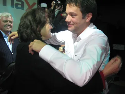 Nova Gorica, Center Magma X. Lokalne volitve 2010 - drugi krog. Slavje ob izvolitvi novega zupana Mestne obcine Nova Gorica Mateja Arcona, kandidata LDS. Novoizvoljenemu zupanu Mateju Arcon je cestitala protikandidatka Darinka Kozinc, kandidatka SD. Foto: Rosana Rijavec/STA