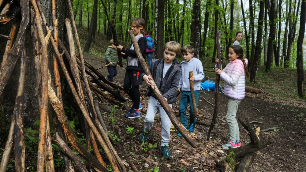 Otroci so si v gozdu izdelali bivak iz materiala, ki so ga sami tudi nabrali.&nbsp;