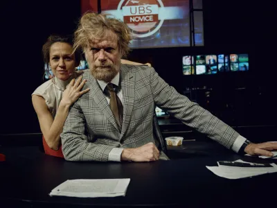 Katarina Stegnar kot producentka Diana Christensen in Matija Vastl kot propadajoči voditelj Howard Beale v predstavi TV-mreža, ki jo je v Slovenskem mladinskem gledali&scaron;ču zrežiral Matjaž Pograjc. Foto: Tomo Brejc