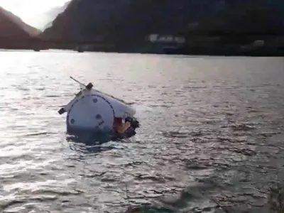 Cisterna po trku s kombijem pristala v jezeru