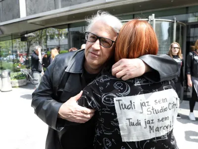 Nekdanjega voditelja oddaje Studio City Marcela Štefančiča, ki naj bi ga vodstvo RTV Slovenija zamenjalo z novo voditeljico, so danes podprli številni kolegi.